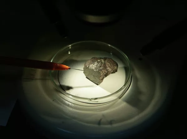 Expertos de un laboratorio de Moscú estudian fragmentos del bólido de Cheliábinsk Expertos de un laboratorio de Moscú estudian fragmentos del bólido de Cheliábinsk - Sputnik Mundo