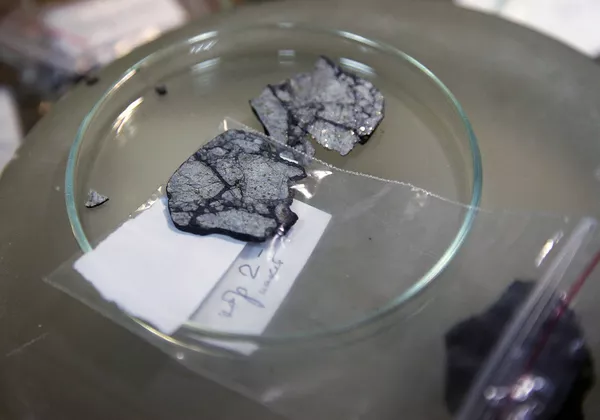 Expertos de un laboratorio de Moscú estudian fragmentos del bólido de Cheliábinsk Expertos de un laboratorio de Moscú estudian fragmentos del bólido de Cheliábinsk - Sputnik Mundo