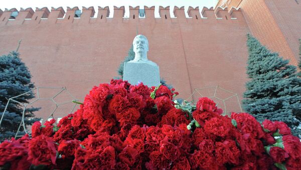 Tumba de Stalin en la Muralla del Kremlin de Moscú - Sputnik Mundo