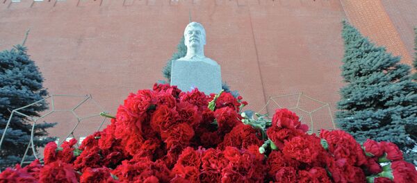Tumba de Stalin en la Muralla del Kremlin de Moscú - Sputnik Mundo