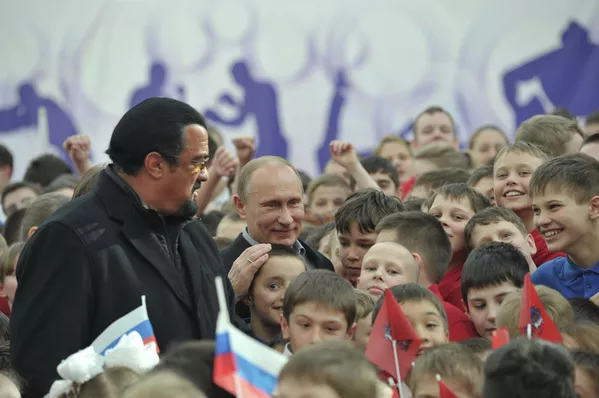 Vladímir Putin y Steven Seagal inauguran nuevo centro de artes marciales en Moscú Vladímir Putin y Steven Seagal inauguran nuevo centro de artes marciales en Moscú - Sputnik Mundo