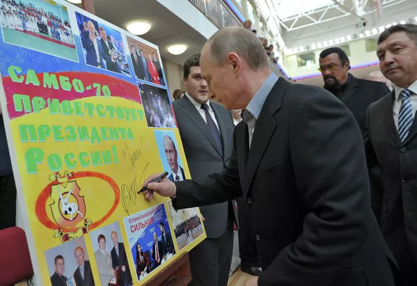 Vladímir Putin y Steven Seagal inauguran nuevo centro de artes marciales en Moscú Vladímir Putin y Steven Seagal inauguran nuevo centro de artes marciales en Moscú - Sputnik Mundo