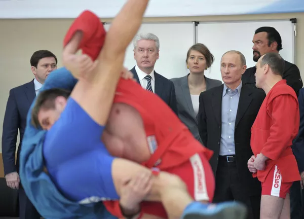 Vladímir Putin y Steven Seagal inauguran nuevo centro de artes marciales en Moscú Vladímir Putin y Steven Seagal inauguran nuevo centro de artes marciales en Moscú - Sputnik Mundo