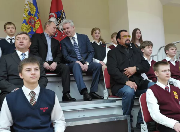 Vladímir Putin y Steven Seagal inauguran nuevo centro de artes marciales en Moscú Vladímir Putin y Steven Seagal inauguran nuevo centro de artes marciales en Moscú - Sputnik Mundo