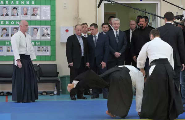 Vladímir Putin y Steven Seagal inauguran nuevo centro de artes marciales en Moscú Vladímir Putin y Steven Seagal inauguran nuevo centro de artes marciales en Moscú - Sputnik Mundo