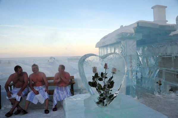 Sauna de hielo a orillas del lago Baikal - Sputnik Mundo