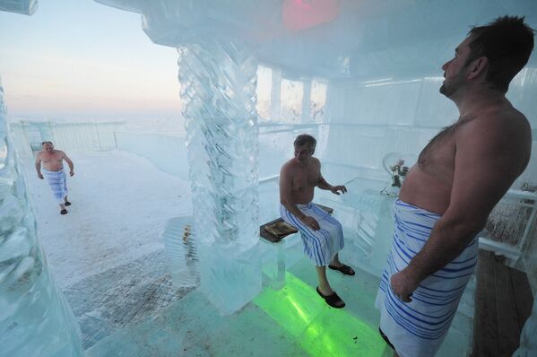 Sauna de hielo a orillas del lago Baikal - Sputnik Mundo