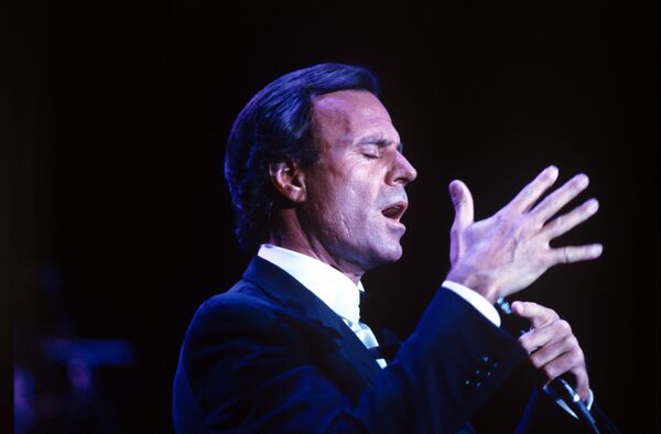 Julio Iglesias interpretará una canción armenia durante su concierto en Ereván - Sputnik Mundo