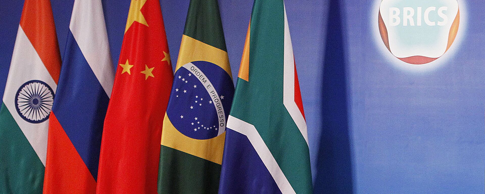 Las banderas de los países miembros del bloque BRICS - Sputnik Mundo, 1920, 02.04.2022