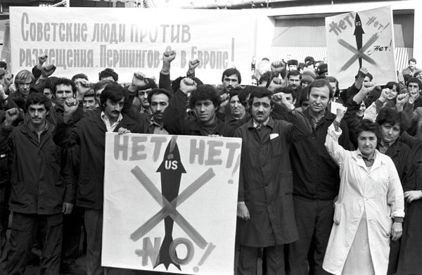 Manifestación pacifista en una planta de maquinaria de Bakú. Febrero de 1984 Manifestación pacifista en una planta de maquinaria de Bakú. Febrero de 1984 - Sputnik Mundo