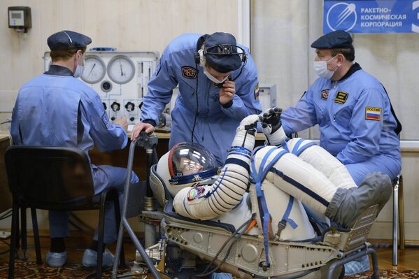 Tripulantes de la nave Soyuz TMA-08M que llegó a la ISS según “el modo rápido” - Sputnik Mundo