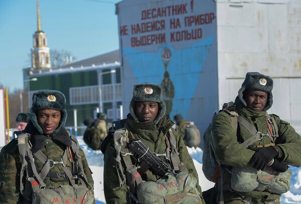 Capellanes castrenses rusos hacen un curso de paracaidismo - Sputnik Mundo