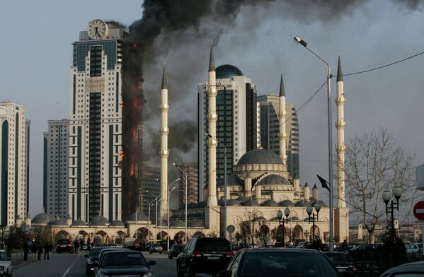 Olimpo en llamas: incendio en el rascacielos más alto de Grozni - Sputnik Mundo
