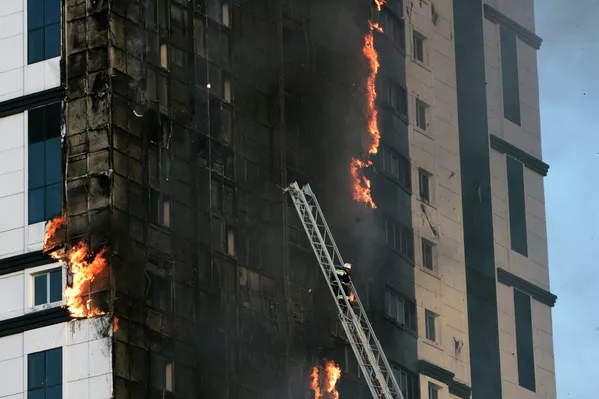 Olimpo en llamas: incendio en el rascacielos más alto de Grozni Olimpo en llamas: incendio en el rascacielos más alto de Grozni - Sputnik Mundo