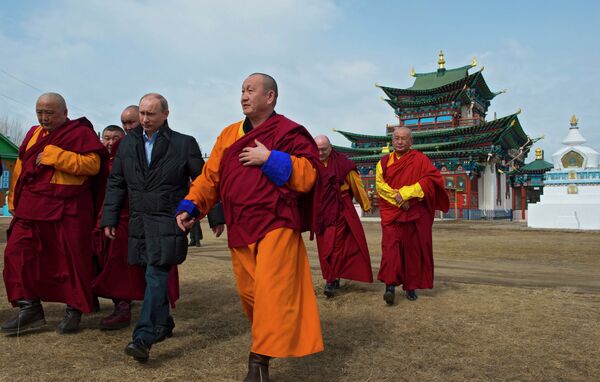 Vladímir Putin visita el monasterio budista de Ivolguinsk - Sputnik Mundo