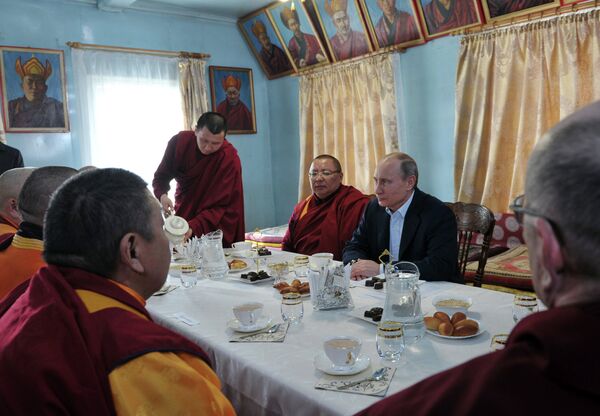 Vladímir Putin visita el monasterio budista de Ivolguinsk - Sputnik Mundo