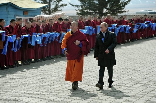 Vladímir Putin visita el monasterio budista de Ivolguinsk - Sputnik Mundo