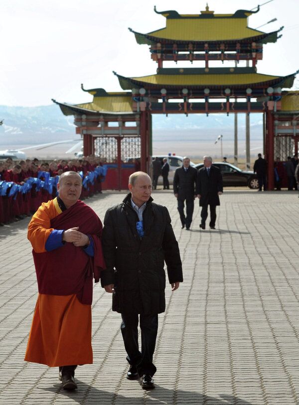 Vladímir Putin visita el monasterio budista de Ivolguinsk - Sputnik Mundo