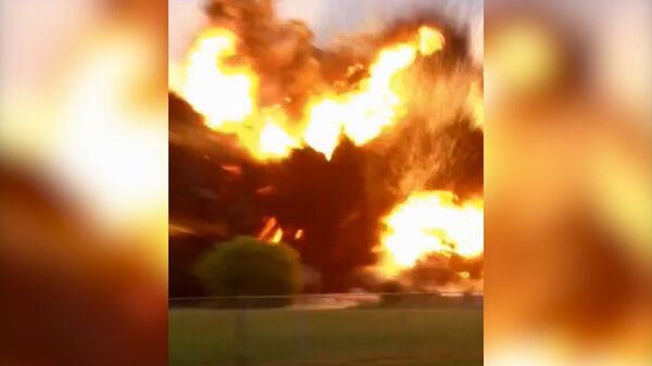 Automovilista por poco se mata grabando la explosión en Texas - Sputnik Mundo