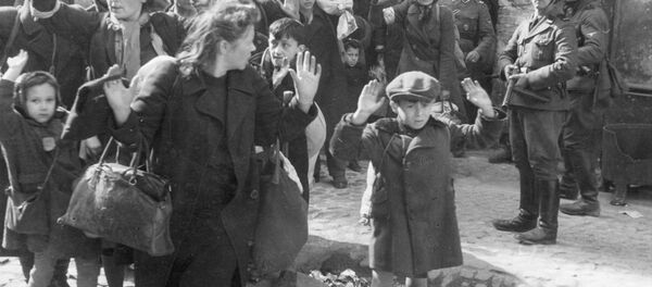 Los judíos del ghetto de Varsovia salen de los sotanos escoltados por los soldados nazis Los judíos del ghetto de Varsovia salen de los sotanos escoltados por los soldados nazis - Sputnik Mundo