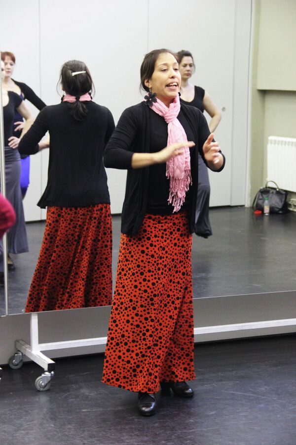 Clarisa Di Salvo está explicando la coreografía Clarisa Di Salvo está explicando la coreografía - Sputnik Mundo