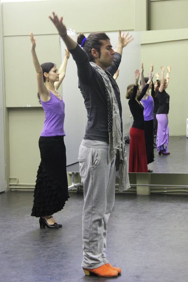 Santiago de Fuentes muestra los movimientos Santiago de Fuentes muestra los movimientos - Sputnik Mundo