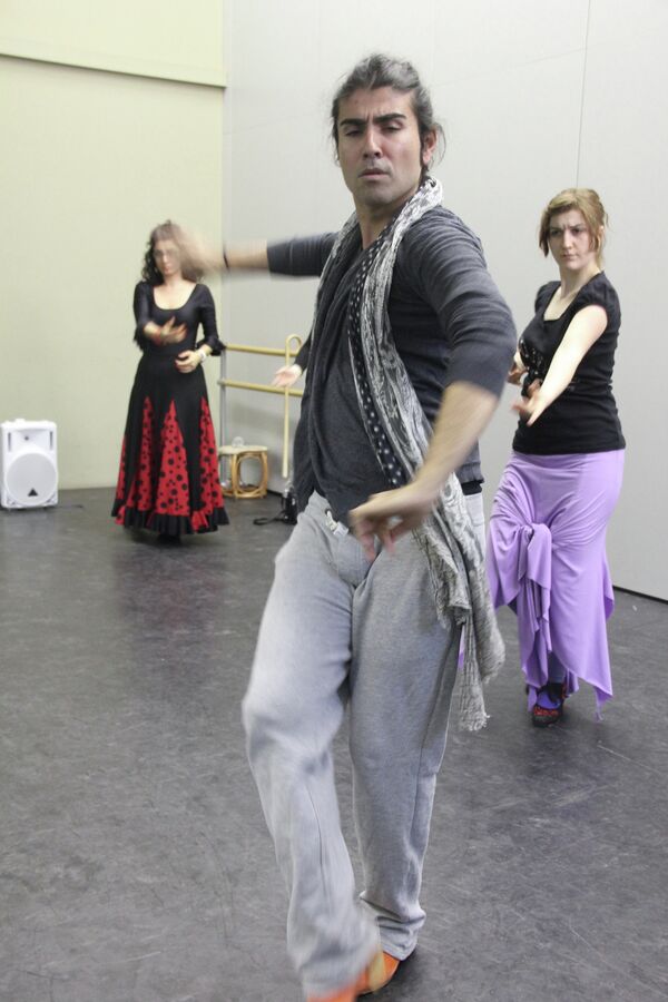 Las alumnas imitan a Santiago de Fuentes Las alumnas imitan a Santiago de Fuentes - Sputnik Mundo