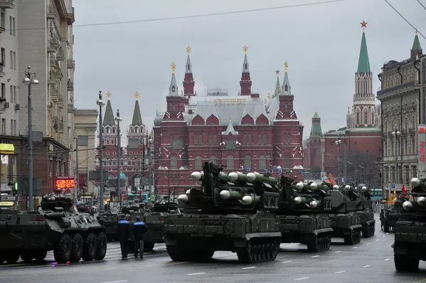 Primer ensayo nocturno del Desfile del Día de la Victoria en la Plaza Roja - Sputnik Mundo