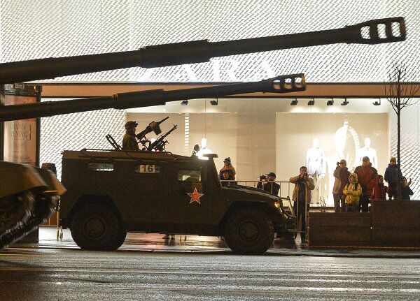 Primer ensayo nocturno del Desfile del Día de la Victoria en la Plaza Roja - Sputnik Mundo