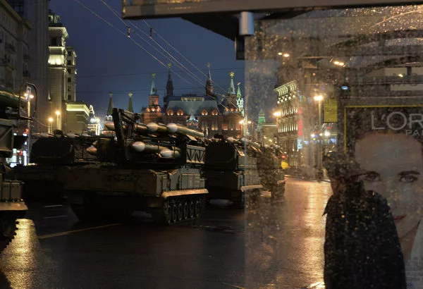 Primer ensayo nocturno del Desfile del Día de la Victoria en la Plaza Roja - Sputnik Mundo