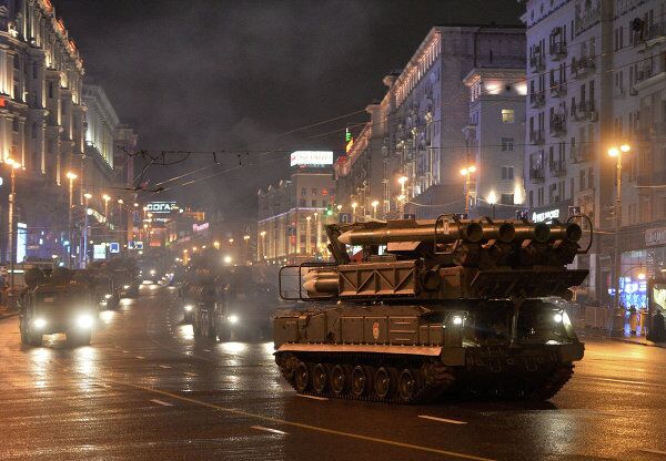 Primer ensayo nocturno del Desfile del Día de la Victoria en la Plaza Roja - Sputnik Mundo