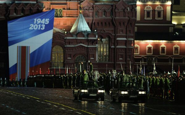 Primer ensayo nocturno del Desfile del Día de la Victoria en la Plaza Roja - Sputnik Mundo