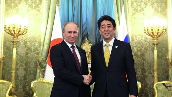 Presidente de Rusia, Vladímir Putin, y primer ministro de Japón, Shinzo Abe (archivo) - Sputnik Mundo