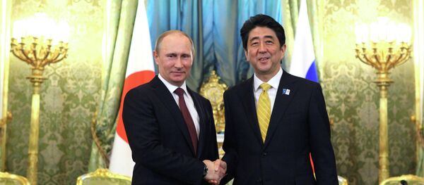 El presidente de Rusia, Vladímir Putin, con el primer ministro de Japón, Shinzo Abe - Sputnik Mundo