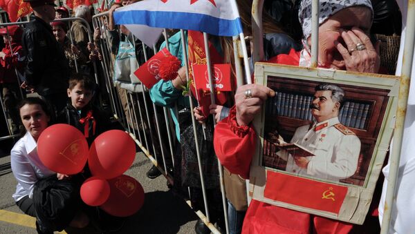 Partidaria del Partido Comunista rusa con el rescate de Iósif Stalin en Moscú - Sputnik Mundo