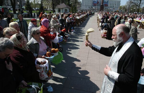 Creyentes ortodoxos celebran el Domingo de Pascua - Sputnik Mundo