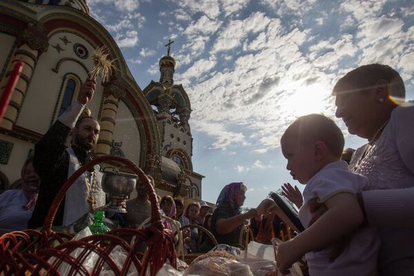 Creyentes ortodoxos celebran el Domingo de Pascua - Sputnik Mundo