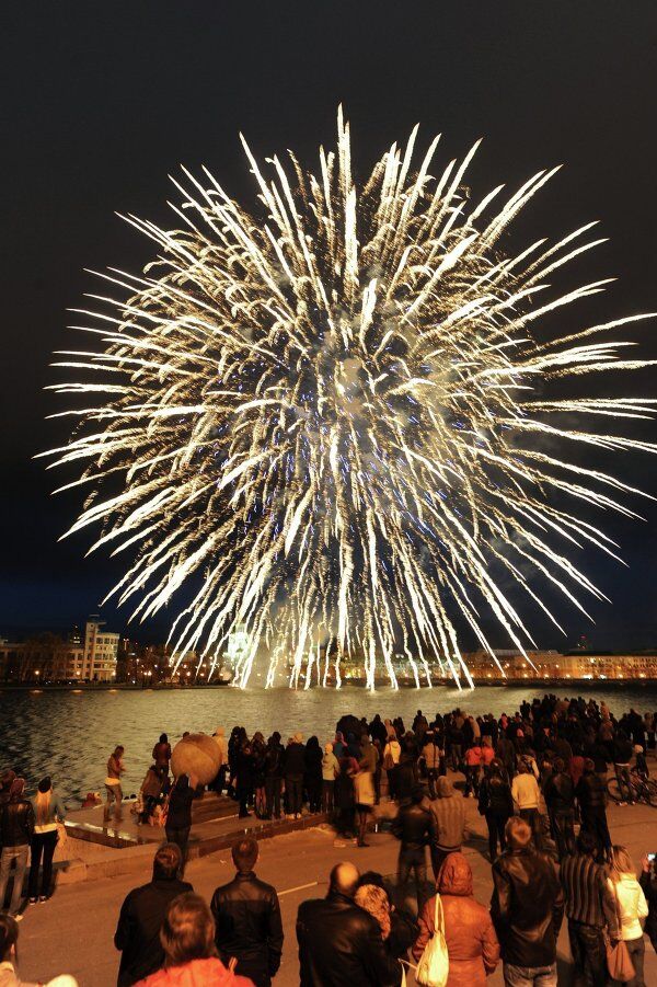 Rusia celebra con fuegos artificiales el aniversario de la Victoria - Sputnik Mundo