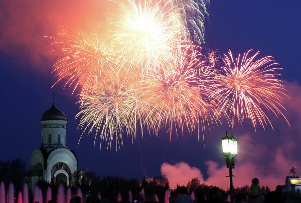 Rusia celebra con fuegos artificiales el aniversario de la Victoria - Sputnik Mundo