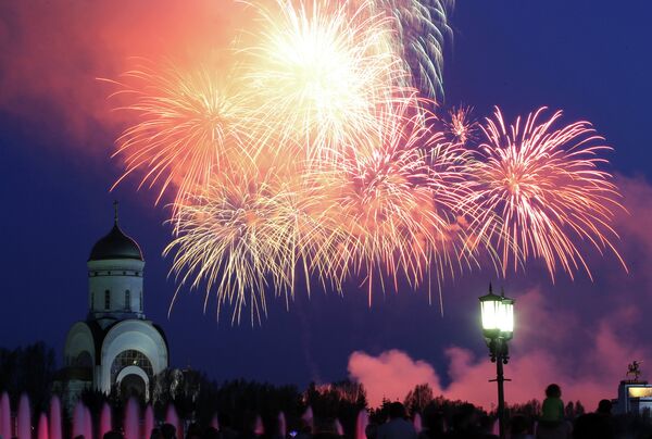 Rusia celebra con fuegos artificiales el aniversario de la Victoria - Sputnik Mundo