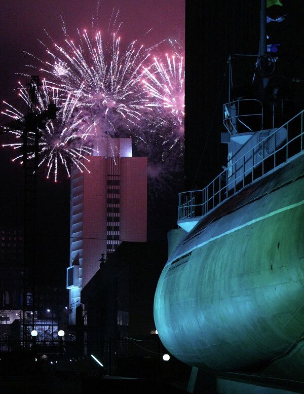 Rusia celebra con fuegos artificiales el aniversario de la Victoria - Sputnik Mundo