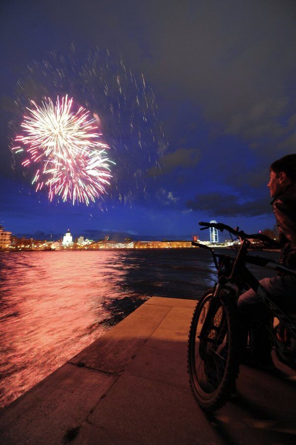 Rusia celebra con fuegos artificiales el aniversario de la Victoria - Sputnik Mundo