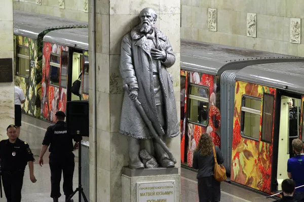 Pinacoteca sobre ruedas renueva su exposición en el metro de Moscú Pinacoteca sobre ruedas renueva su exposición en el metro de Moscú - Sputnik Mundo