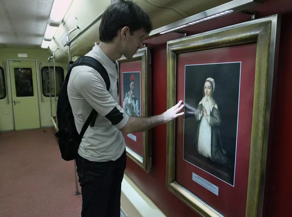 Pinacoteca sobre ruedas renueva su exposición en el metro de Moscú Pinacoteca sobre ruedas renueva su exposición en el metro de Moscú - Sputnik Mundo