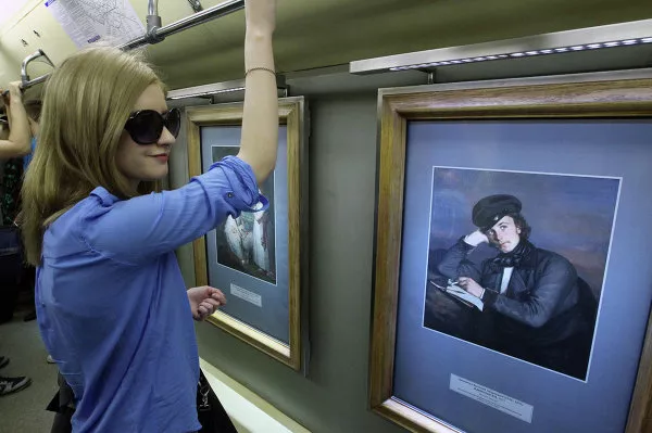 Pinacoteca sobre ruedas renueva su exposición en el metro de Moscú Pinacoteca sobre ruedas renueva su exposición en el metro de Moscú - Sputnik Mundo