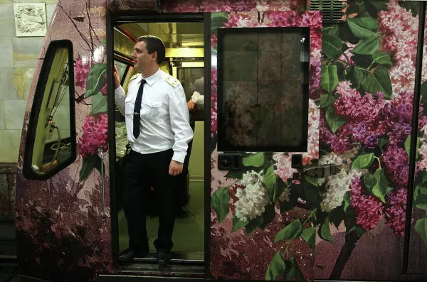 Pinacoteca sobre ruedas renueva su exposición en el metro de Moscú Pinacoteca sobre ruedas renueva su exposición en el metro de Moscú - Sputnik Mundo