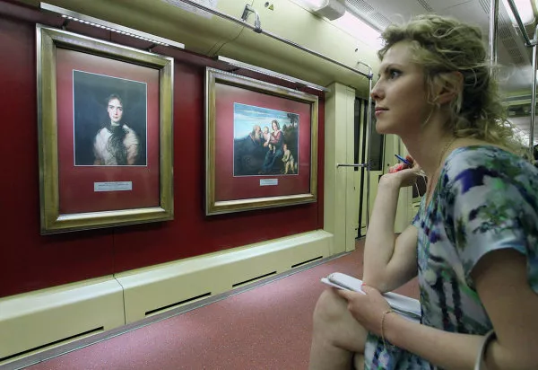 Pinacoteca sobre ruedas renueva su exposición en el metro de Moscú Pinacoteca sobre ruedas renueva su exposición en el metro de Moscú - Sputnik Mundo