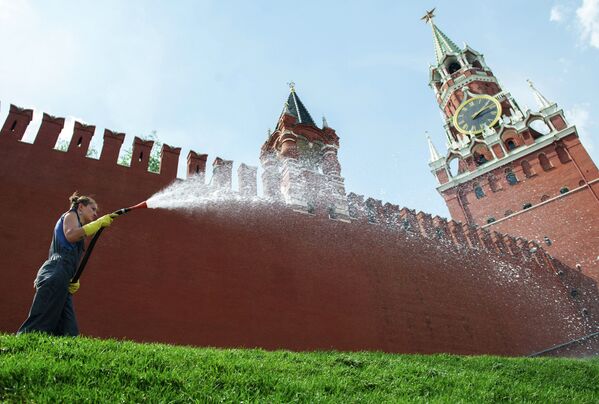 Moscovitas se refrescan en las fuentes para combatir el inusual calor - Sputnik Mundo