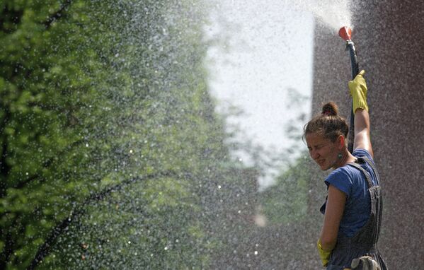 Moscovitas se refrescan en las fuentes para combatir el inusual calor - Sputnik Mundo