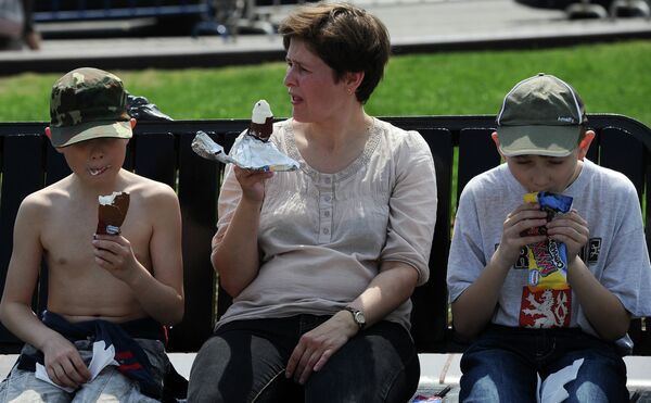 Moscovitas se refrescan en las fuentes para combatir el inusual calor - Sputnik Mundo